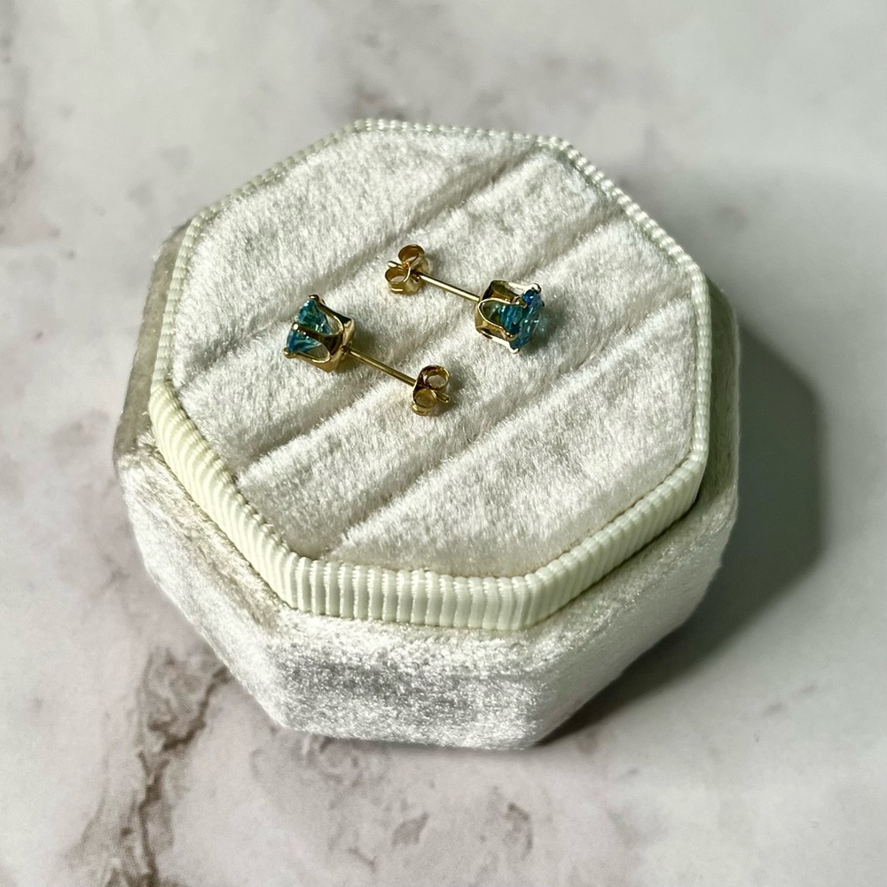 14k Gold Blue Cubic Zirconia Stud Earrings 5.25mm - Picture 4 of 7